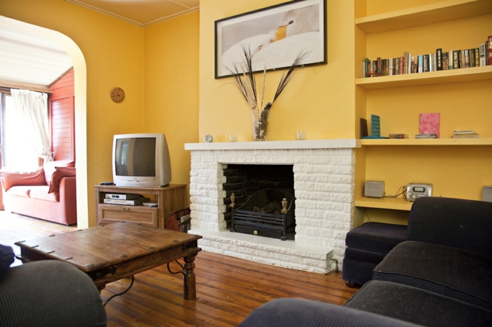 أفكار اللوحة غرفة المعيشة الأصفر جدار الطلاء الموقد الأسود أثاث غرفة المعيشة