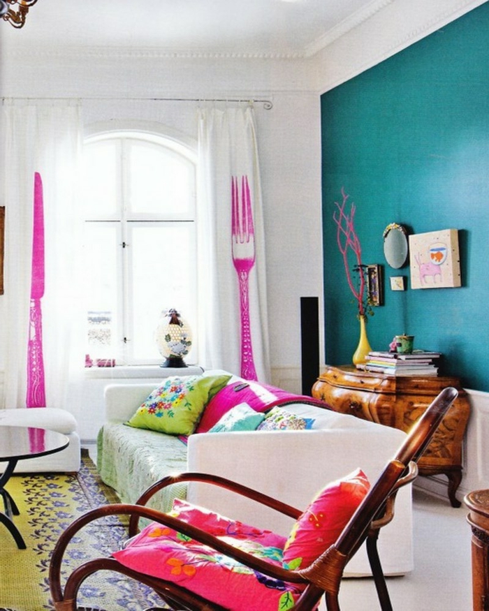 gyvenimo kambario tapybos idėjos, žalia akcentas, sieniniai spalvoti akcentai kilimas