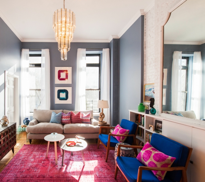 gyvenamasis kambario tapybos idėjos pilkas sienų dažymas spalvotas kilimas žvakidė mėlynas fotelis