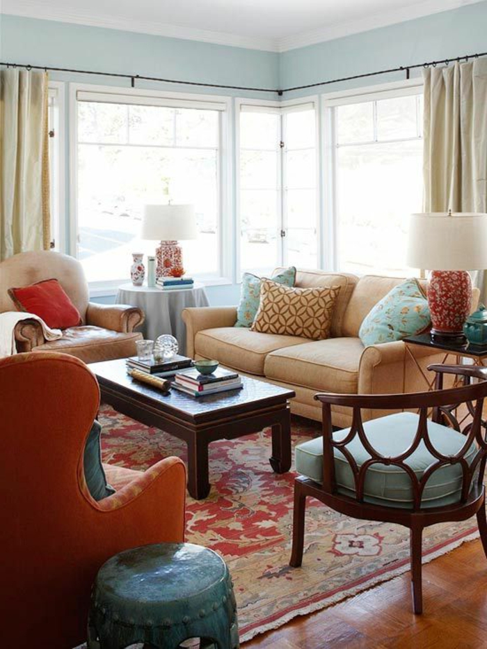 客厅绘画创意淡蓝色墙壁彩色地毯长长的窗帘