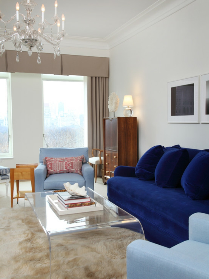 stue maleri ideer lyse vegger blå sofa lysekrone teppe