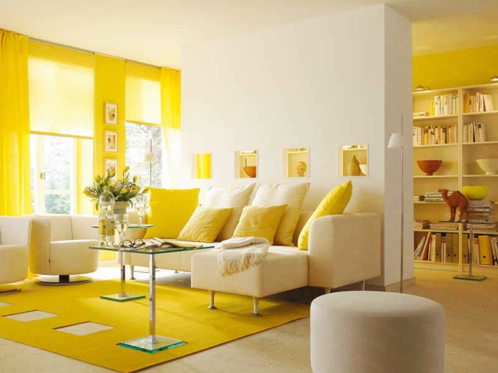 stue maleri ideer lyse vægge gul accenter afføring