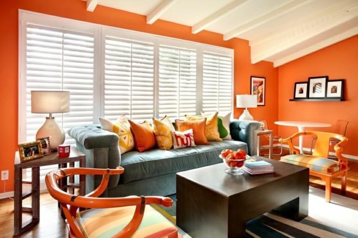 gyvenimo kambario tapybos idėjos oranžinės sienos mesti pagalvę šviesiai mėlynos sofos