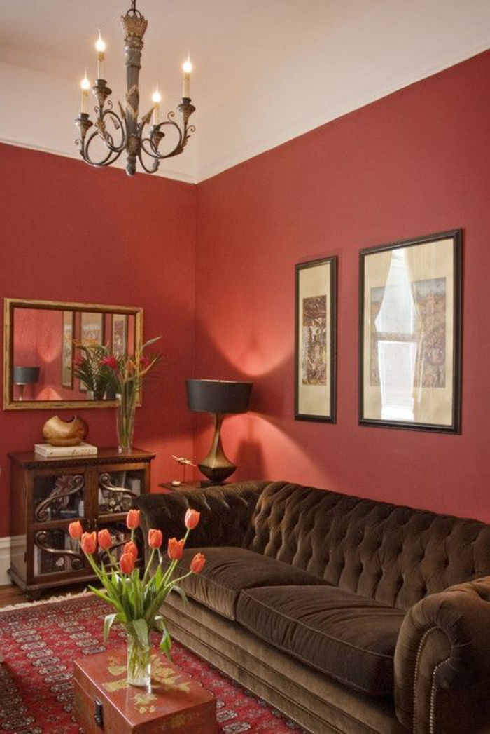أفكار اللوحة غرفة المعيشة الجدران الحمراء الشمعدانات الزنبق