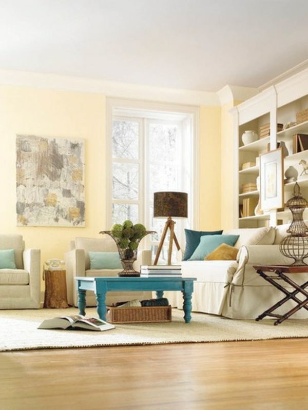 stue veggmaling gul pastell farget salongbord treblå