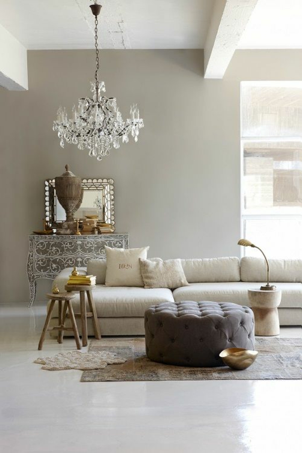 sala de estar pintura de pared gris claro aparador tapizado muebles araña