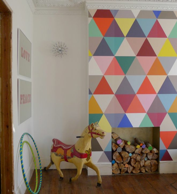 Living room wall design ideas papel tapiz patrones formas geométricas triángulos de colores