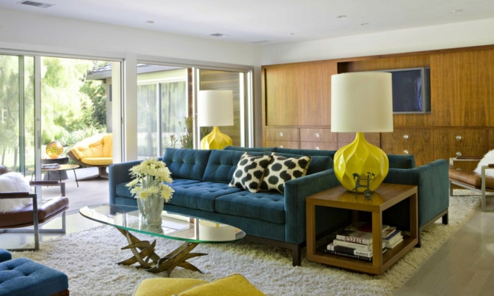 stue dekorere ideer blå sofa gule accenter