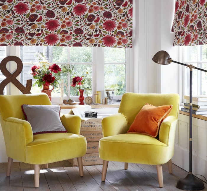Woonkamer meubels ideeën gele leunstoel Romeinse jaloezieën bloemenpatroon