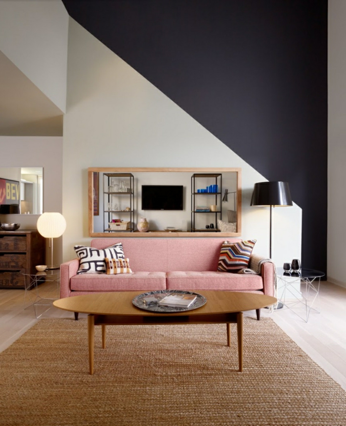 stue interiør ideer lys rosa sofa sisal teppe veggmaling