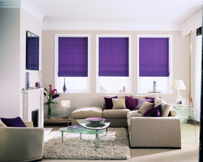 Obývací pokoj nápady fialový raffrollo koberec hodit polštář květiny