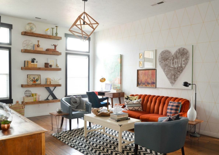 Мебели за хола идеи килим оранжев диван отворени рафтове