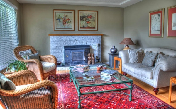 עיצוב חדר מגורים פרסית שטיח אדום וכורסה קש