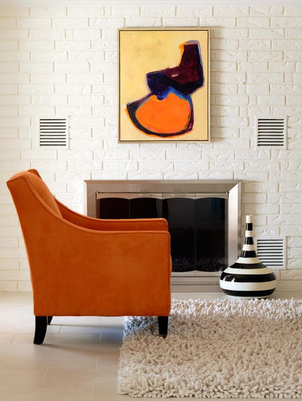 beau plancher vases dessins orange fauteuil cheminée encastrée mur de brique