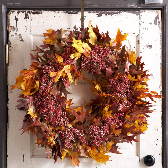 美丽的秋天装饰老门花圈的浆果和树叶