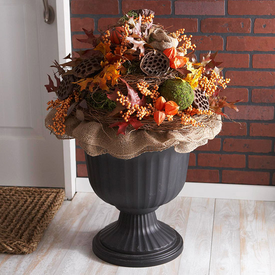 美丽的秋天装饰装饰缸和五颜六色的植物安排