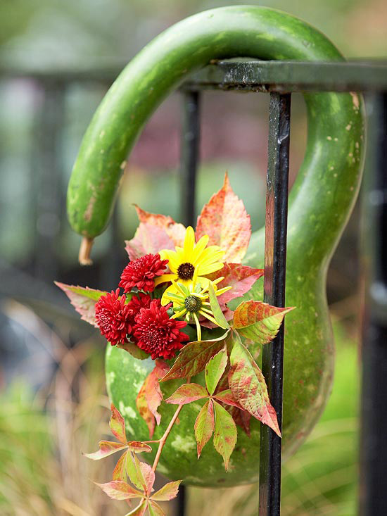 美丽的秋天装饰葫芦花瓶上楼梯栏杆