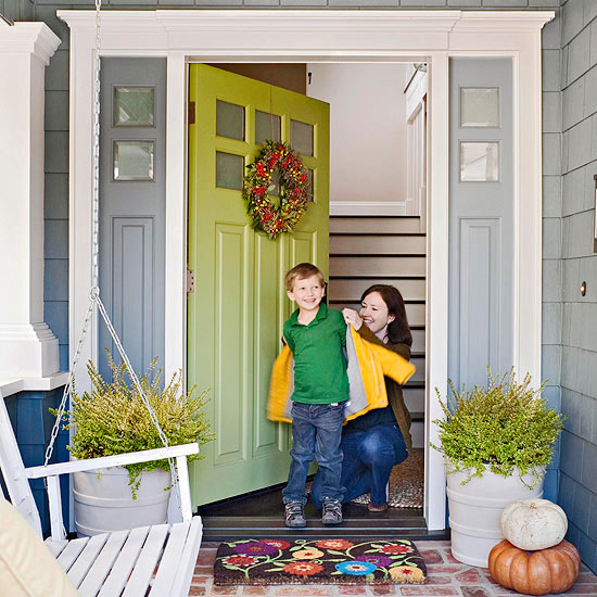 decorațiuni frumoase de toamnă stivuite și dovleci colorate uși colorate