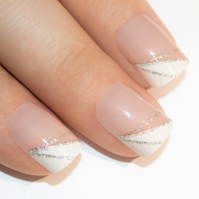 Delicate bruiloft nagels manicure naakt wit glitter