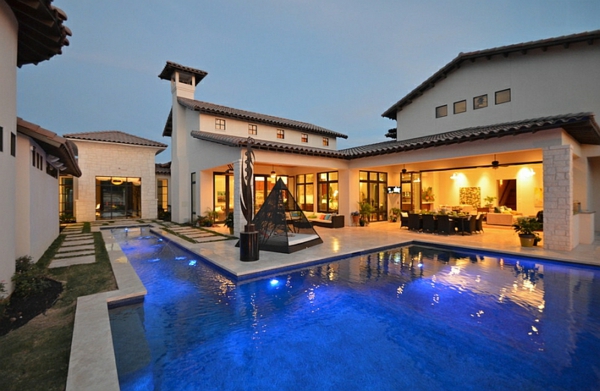 terrasse design piscine lit extérieur