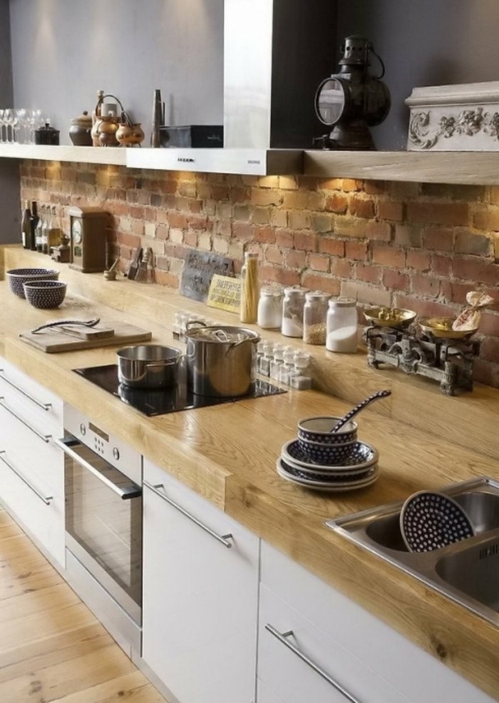 virtuvės mediniai paviršiai ir atviros sienos lentynos