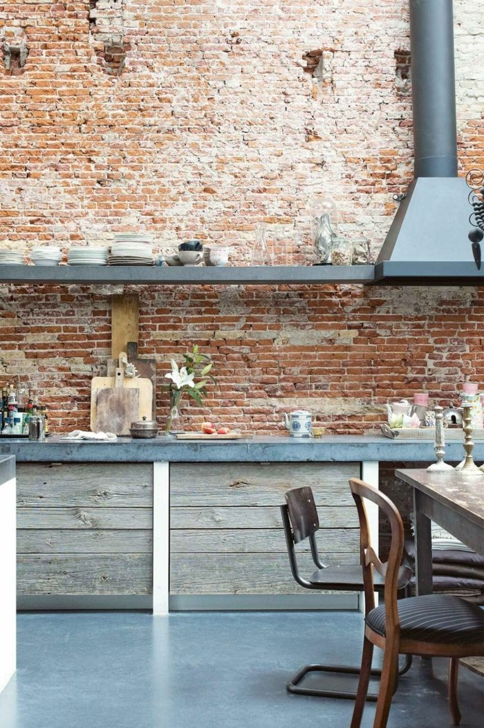 virtuvės plytų siena su medinėmis virtuvės spintelėmis