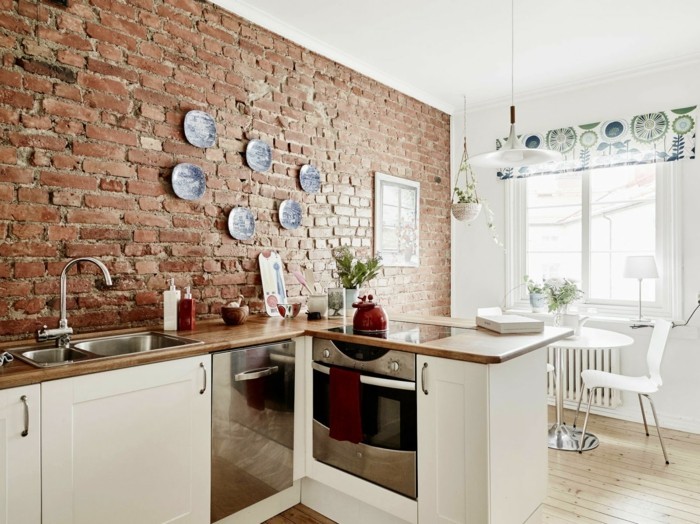 bakstenen muur in de keuken en muurdecoratie met platen