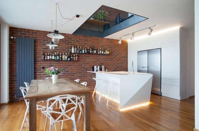 plytų siena modernioje virtuvėje ir apšviestos virtuvės salė