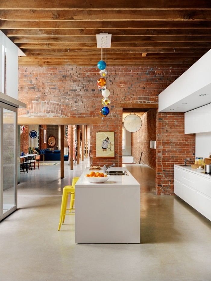 plytų siena Modernus sienų dizainas virtuvėje ir patrauklus apšvietimas