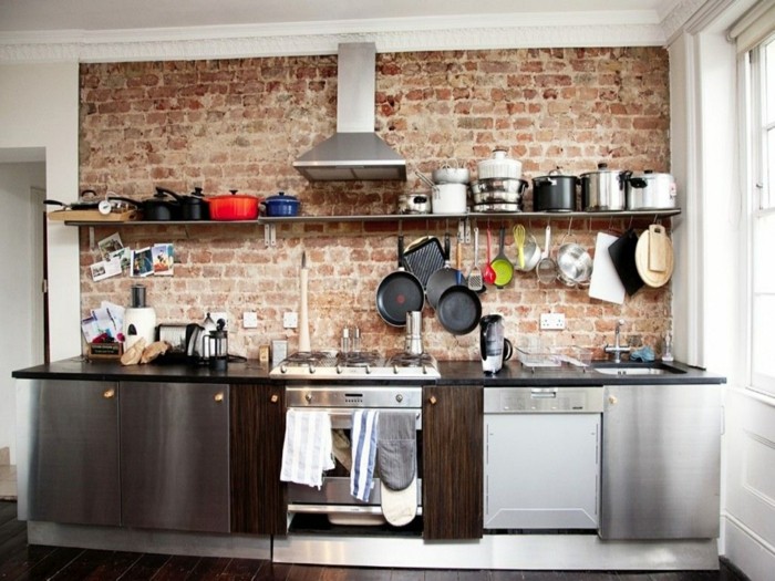 šiuolaikinėje virtuvėje plytų siena ir atviros sienos lentynos