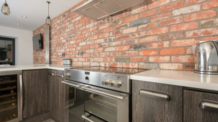 plytų siena ir elegantiškos virtuvės spintelės