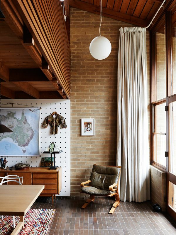 murvegg stue rustikk møbler gardin fliser gulv