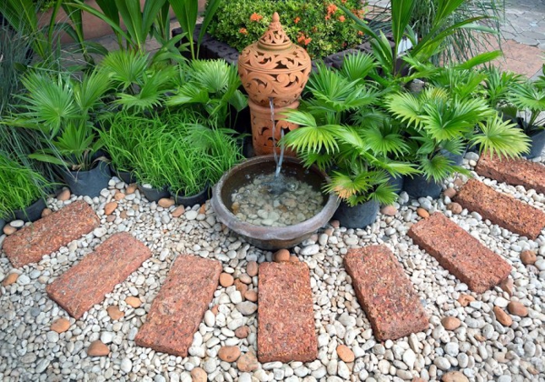 fontaines ornementales blocs de pierre cailloux paumes idées de jardinage extrême-orientale