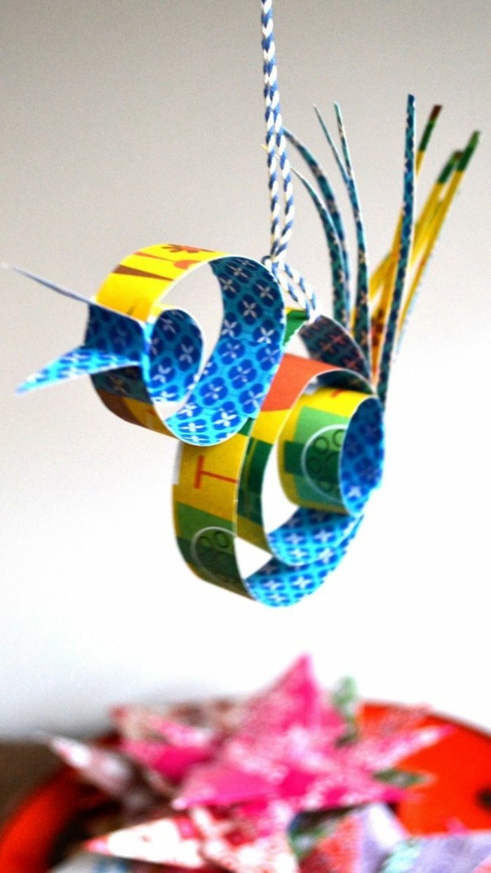 pokojová dekorace z barevného ptáka z papíru samotného