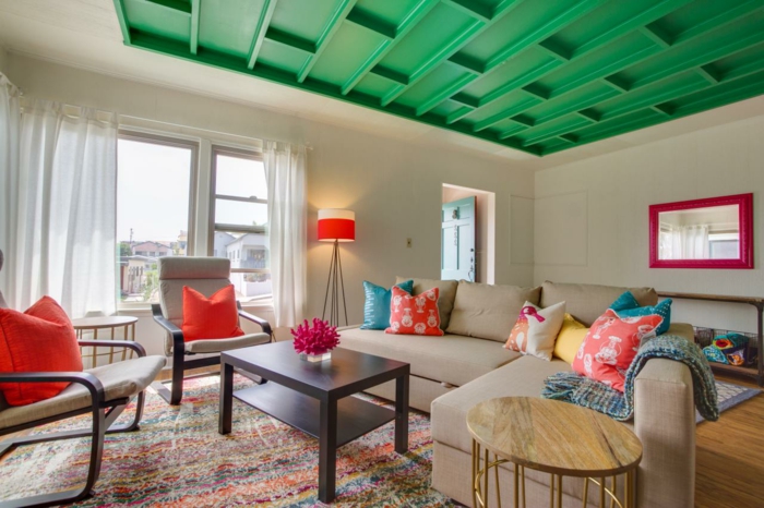 plafonds salon vert plafond à caissons colorés coussins