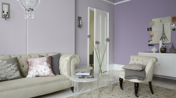 værelse indretning ideer lyse lilla accent væg lysekrone smukke side borde