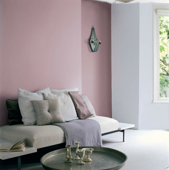 værelse indretning ideer pastel pink accent væg vintage sofabord