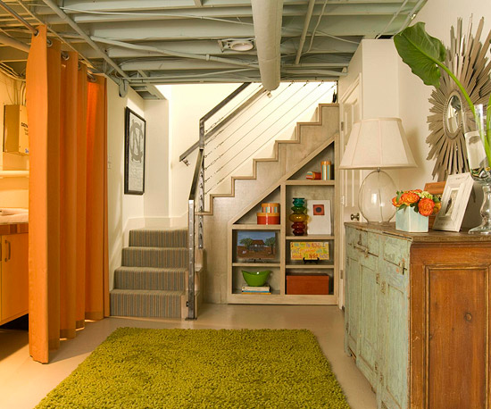 další úložný prostor vytváří hluboký hromadný trávník zelený koberec